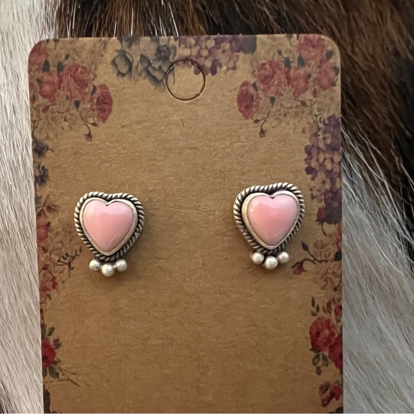 ❤️ Queen Pink Conch Heart Shaped Stud Earrings Matte Brushed Sterling Silver - Picture 5 of 14